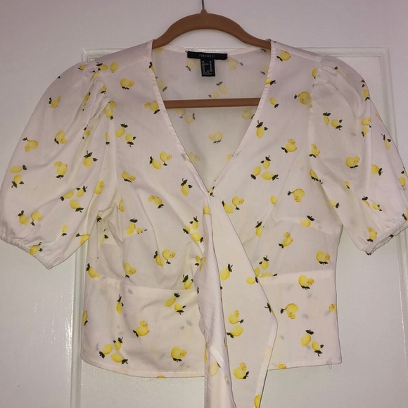 Lemon Print tie-front top fits like Small - Picture 4 of 7